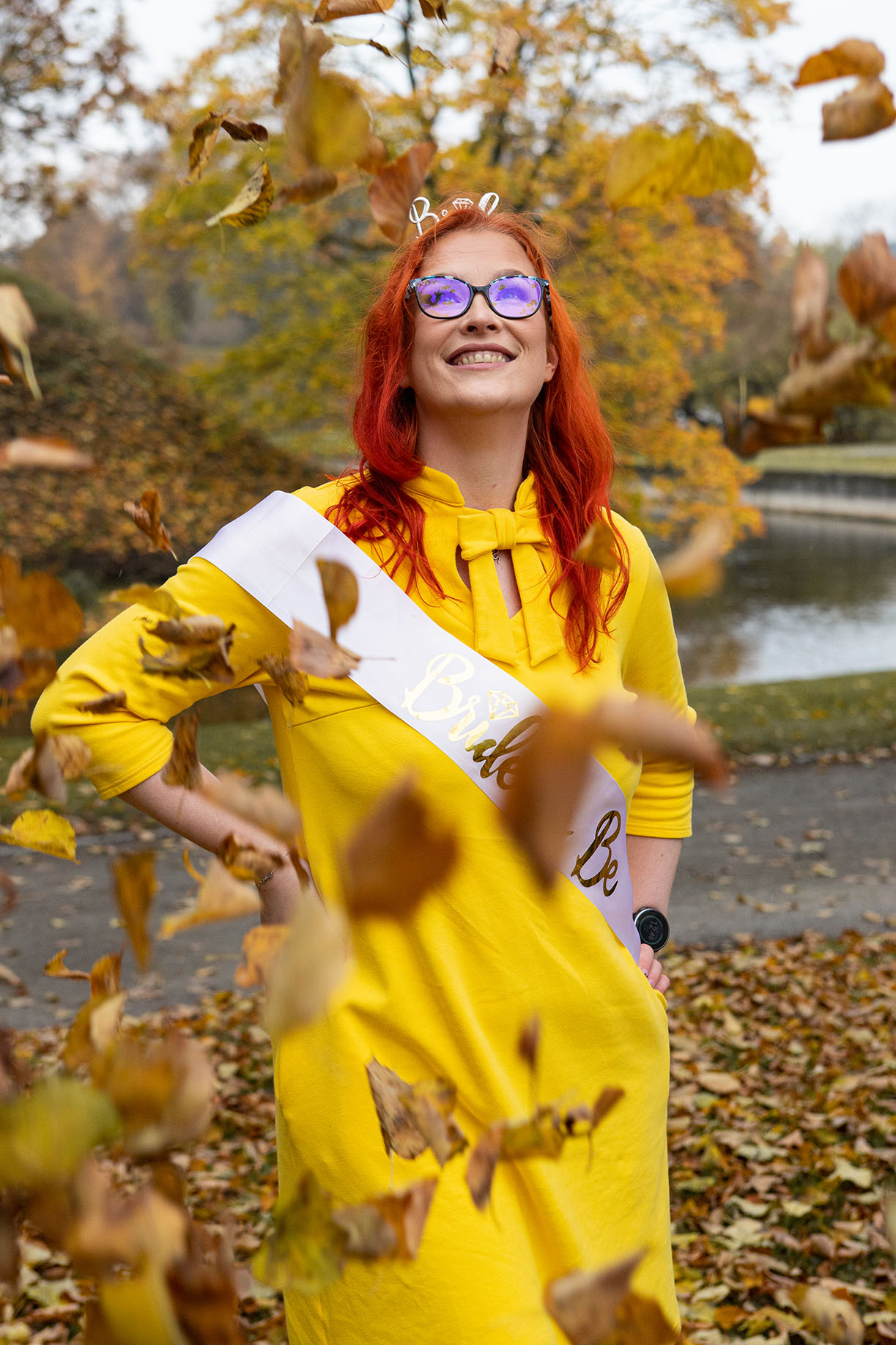 Tüdrukute õhtu foto pruudist sügisesel taustal