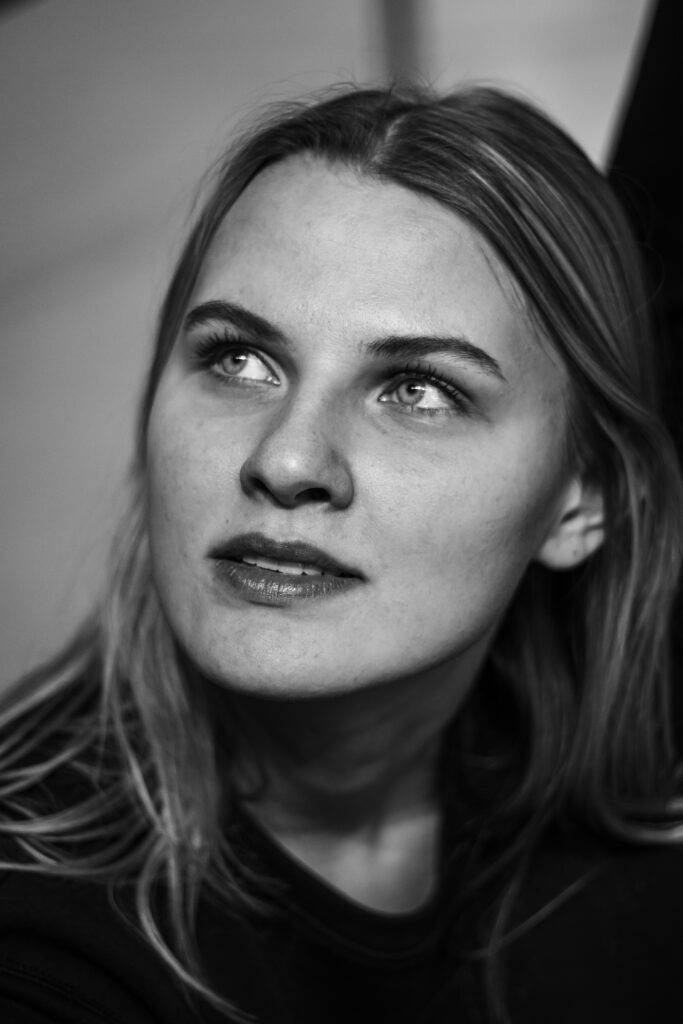 must-valge portree naisest