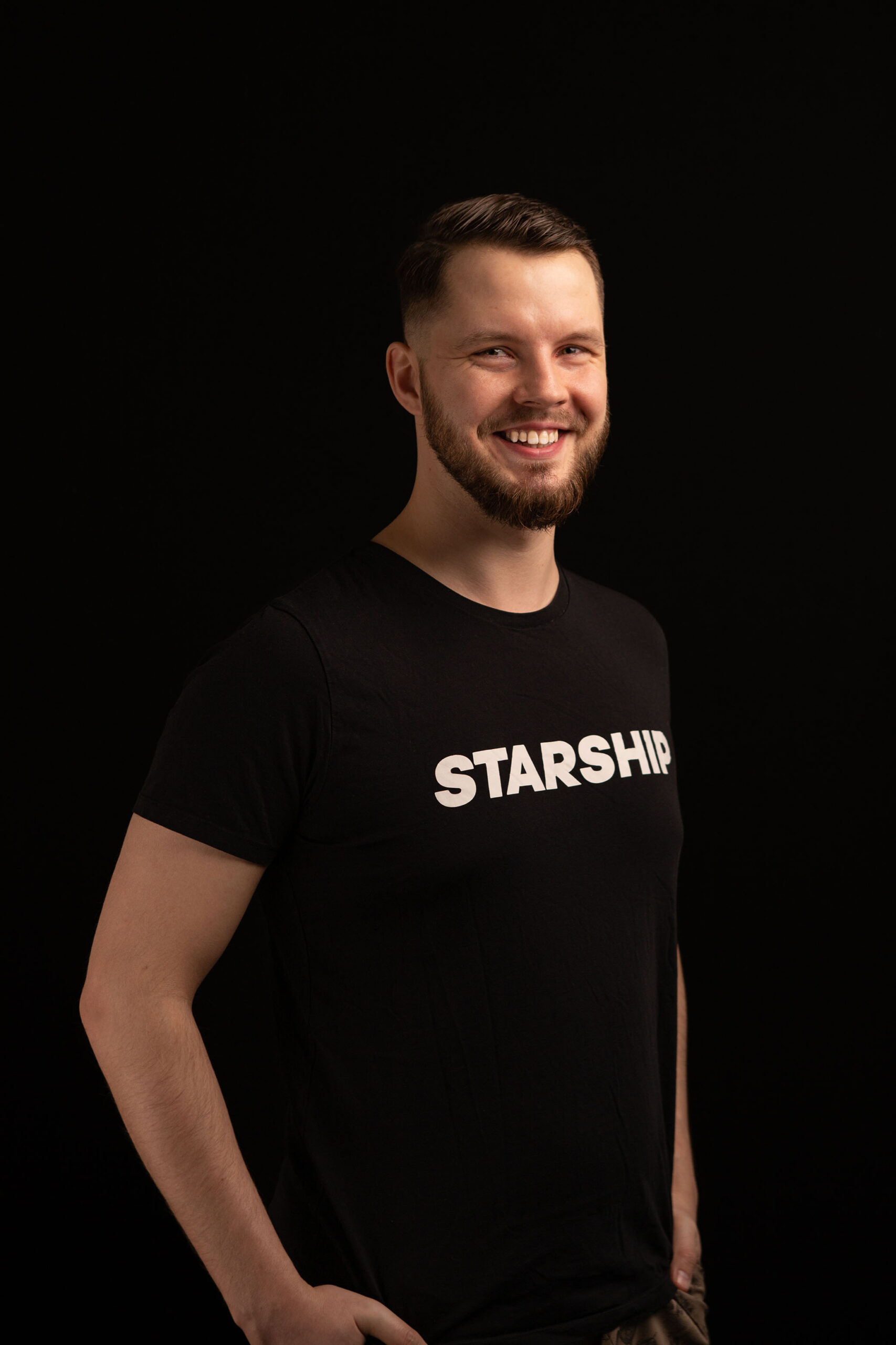 Ametiportree mustal taustal