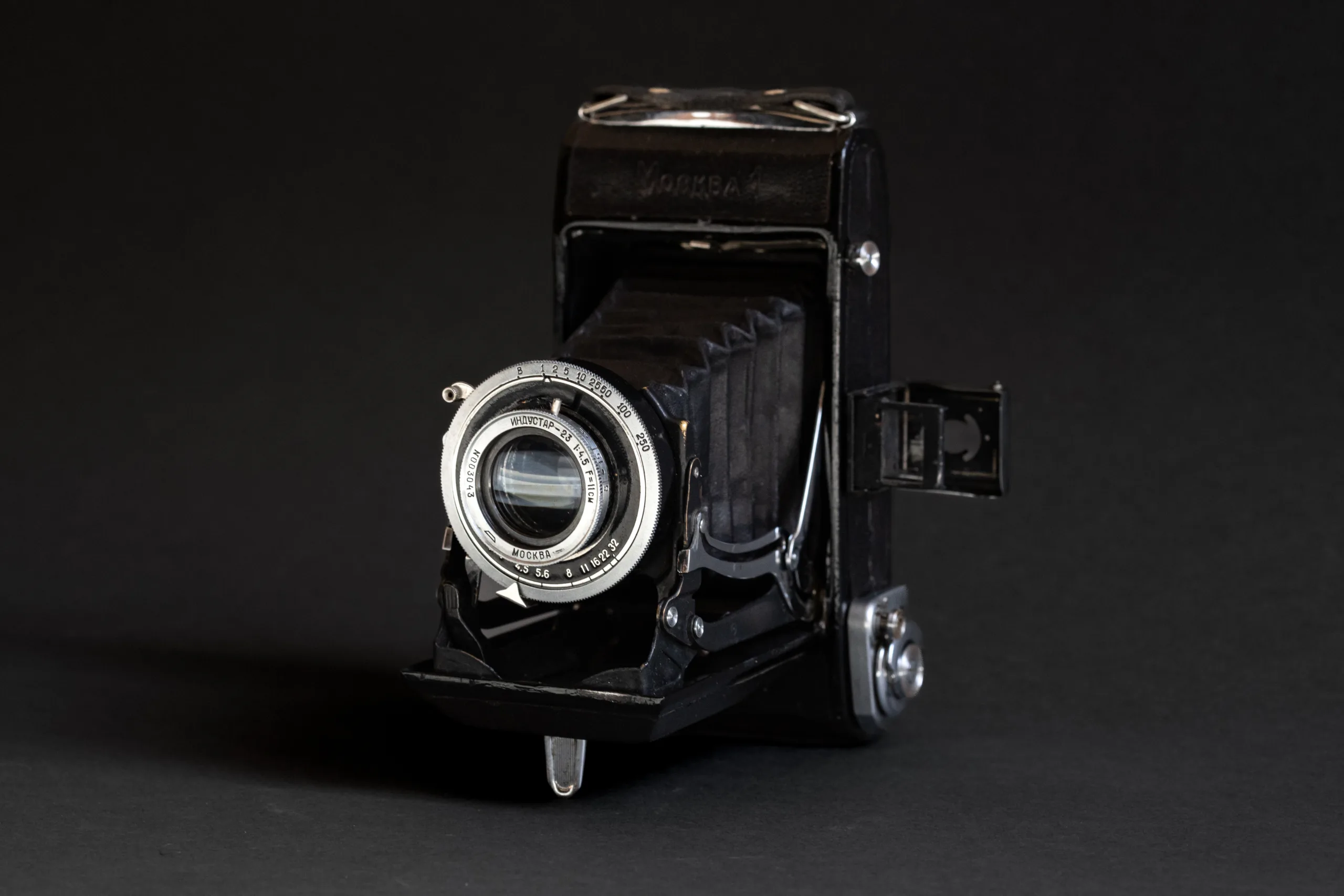 Moskva-1 film camera in vertical and unfolded position
